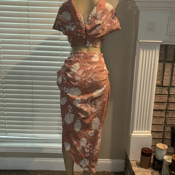 ASOS EDITION twist front off shoulder top and skirt in linen
floral print. - Picture 10 of 14